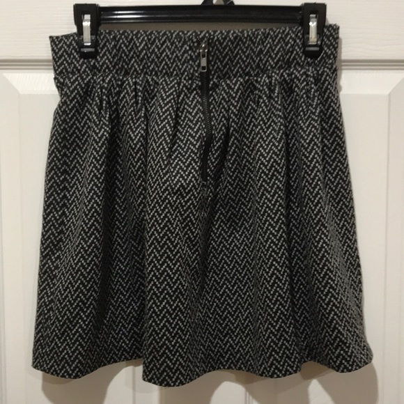 Candie’s Black and Gray Chevron Skater Skirt - Picture 3 of 4